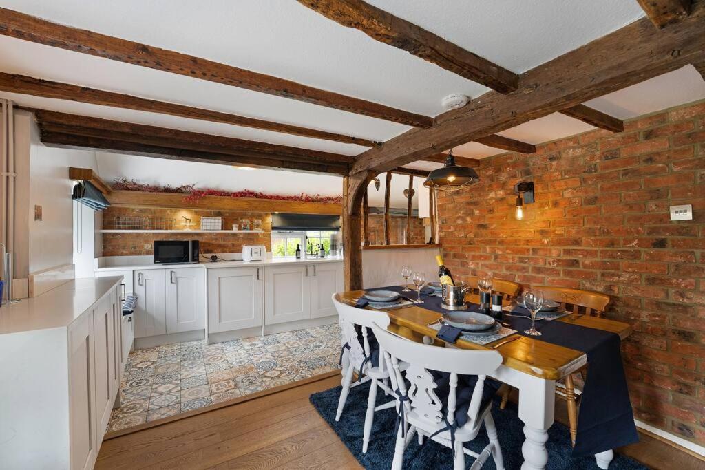 Local Walks Pub Gardens Pet Friendly Landscaped Gardens And Free Private Parking Villa Doddington  Exteriör bild