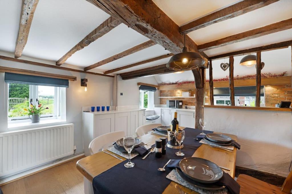 Local Walks Pub Gardens Pet Friendly Landscaped Gardens And Free Private Parking Villa Doddington  Exteriör bild